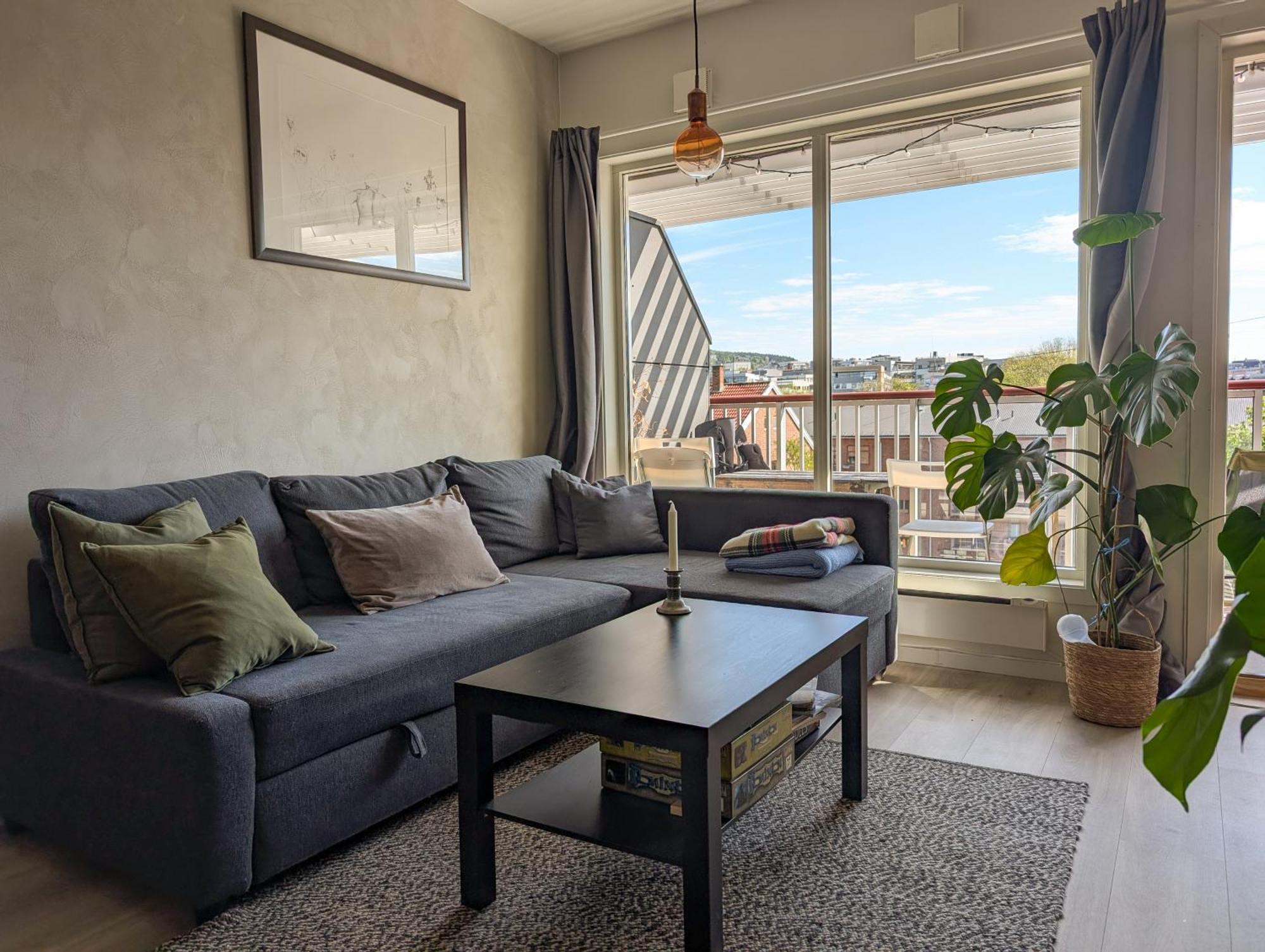 Spacious And Cozy Study With Balcony Apartment