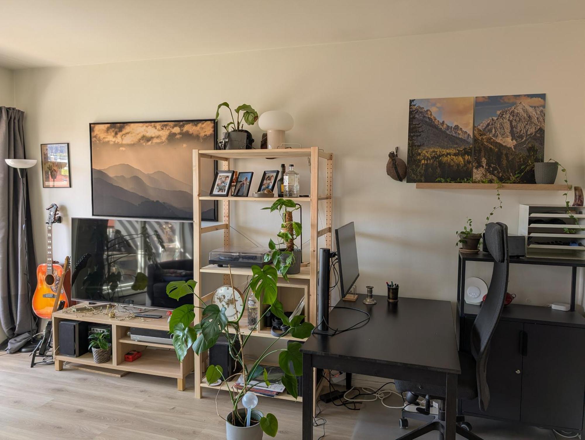 Spacious And Cozy Study With Balcony Apartment