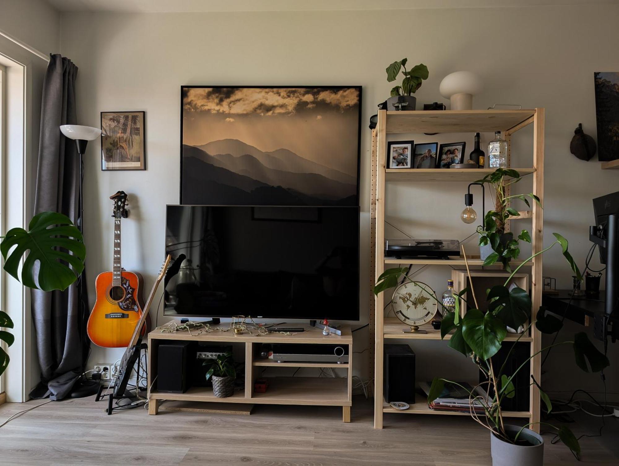 Spacious And Cozy Study With Balcony
