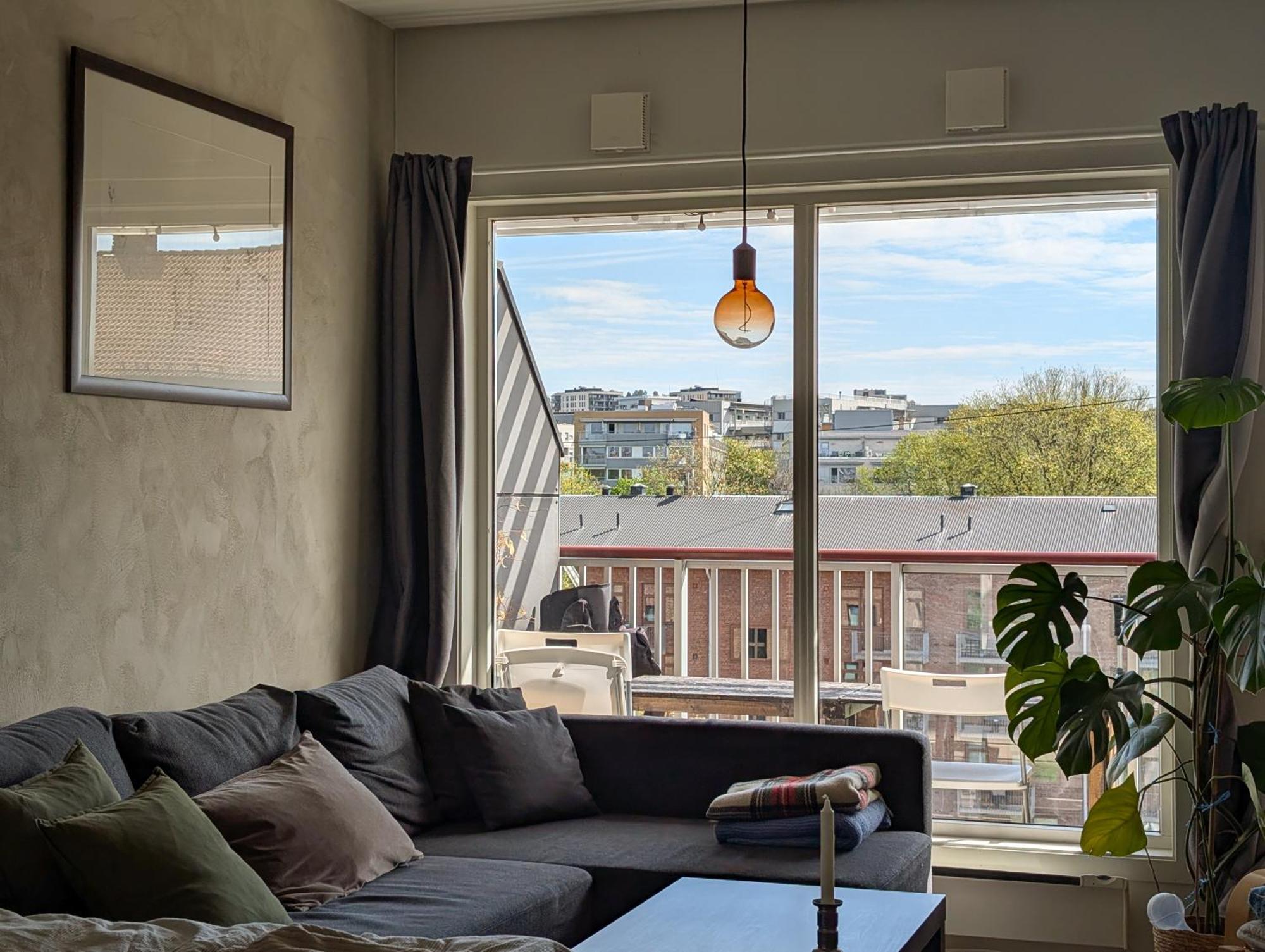 Spacious And Cozy Study With Balcony *