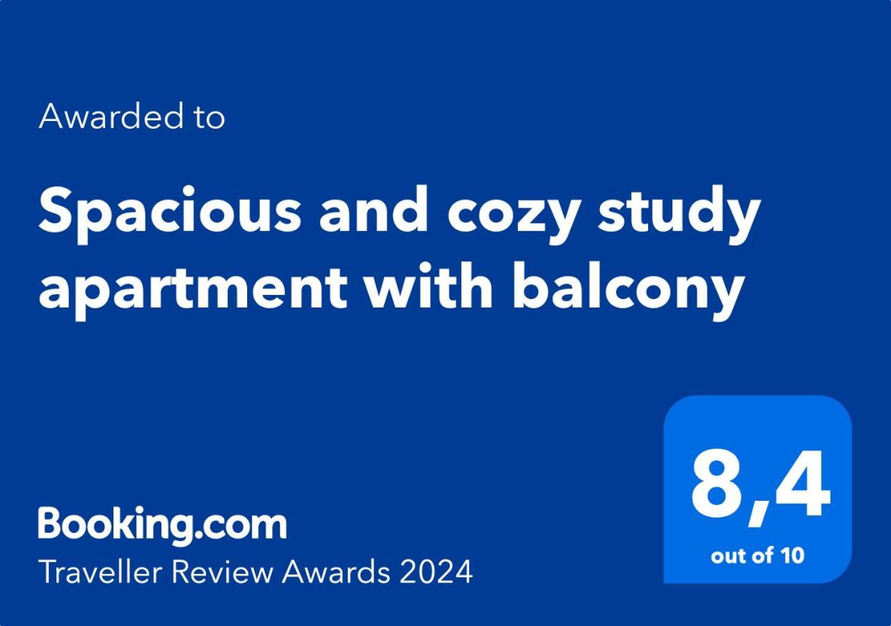 Spacious And Cozy Study With Balcony Oslo